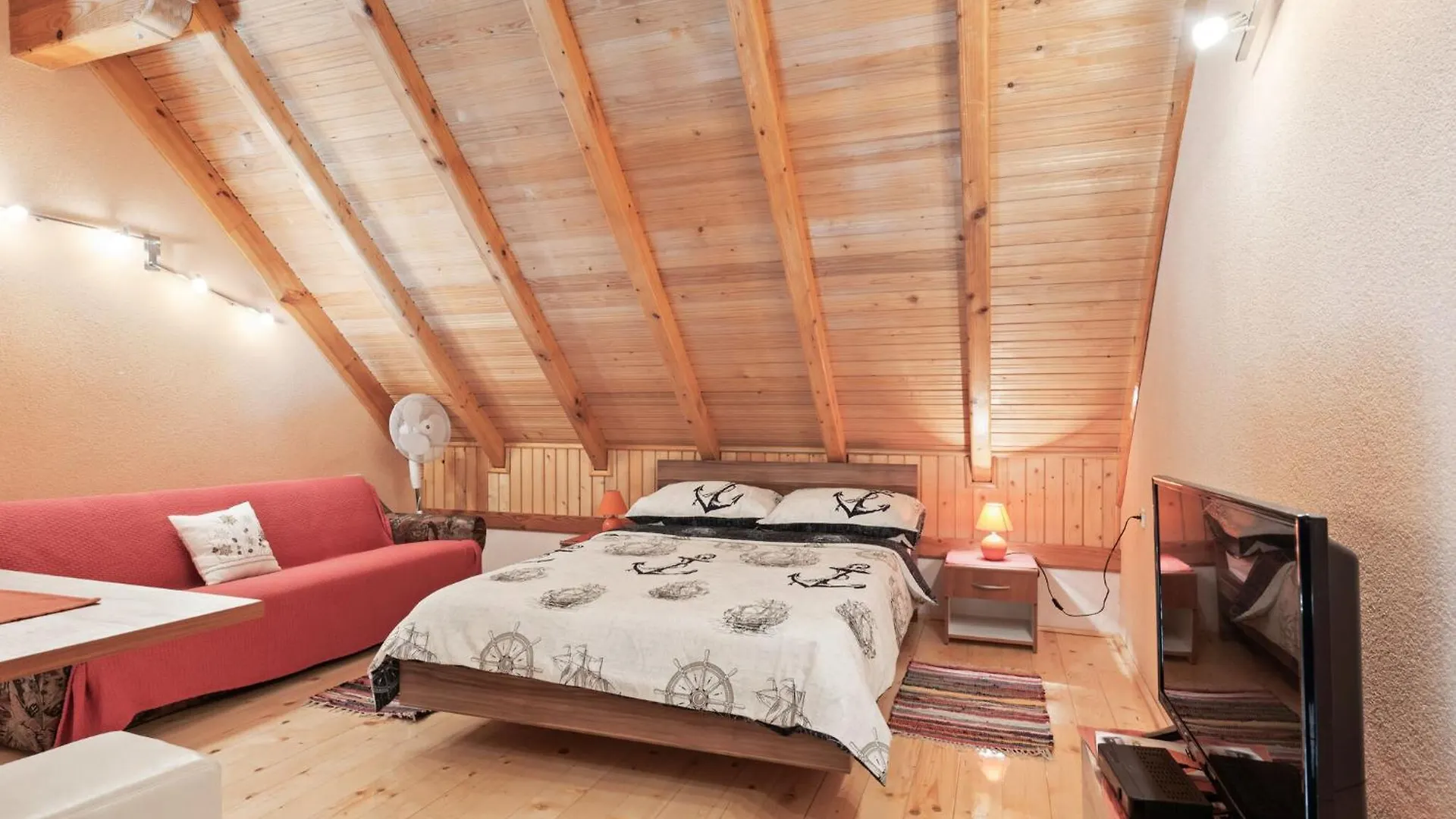 Large Holiday Home With Private Pool And Garden Polaca